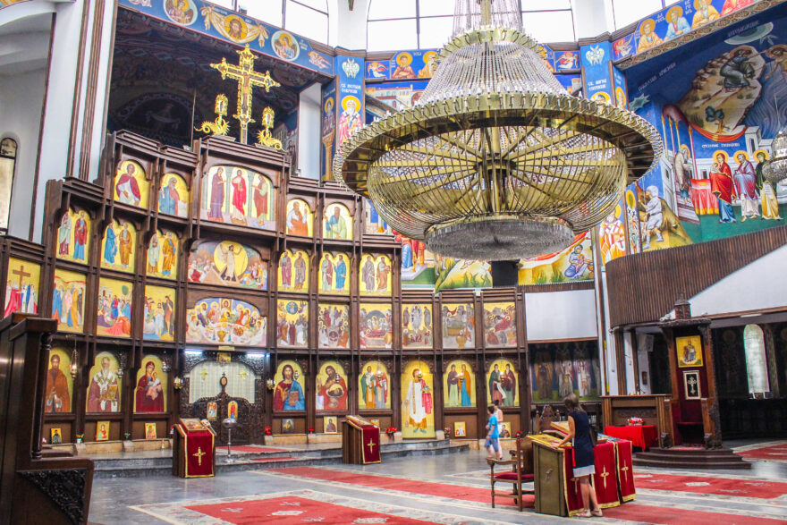 Typický výjev v pravoslavném, bohatě zdobeném svatostánku.