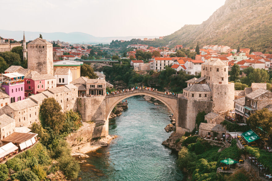 Typický výhled na Mostar.