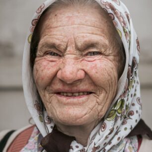 Typický portrét místní babičky. Paní Něva postávala před kostelem v bosenském Sarajevu.