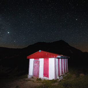 Světelné znečištění uprostřed fagarašských hor je zcela minimální, a tak lze pozorovat takto nádhernou noční oblohu plnou hvězd a mléčné dráhy.