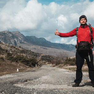 Někde na albánsko-řecké hranici. Stopy zde byly více sporadické, ale o to více vtipné. Den předtím jsem si stopnul opilého policistu, později toho dne zase může v polorozpadlém BMW, který mě zavezl do kamarádovy zakouřené kavárny.