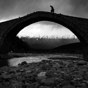 Horké prameny s typickým mostem nedaleko městečka Leskovik, Albánie.