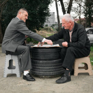 Ať jsi businessman nebo taxikář – čas na domino si najdeš vždy. I na provizorním stole z pneumatik!