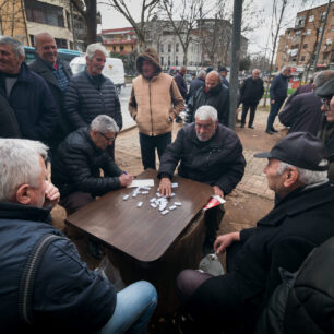 Albánští muži hrají na ulici domino. Je to poměrně častý obrázek. Všimněte si pestrobarevných místních krojů.