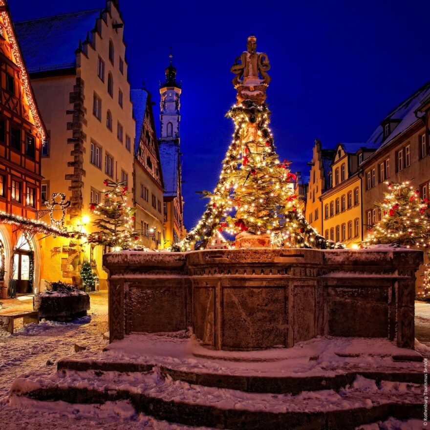 Rothenburg ob der Tauber: Kašna Herrnbrunnen v zimě © Rothenburg Tourismus Service