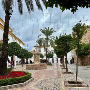 Marbella, historické centrum s náměstím Plaza de los Naranjos