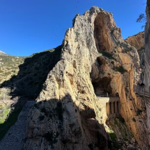 Úzká stezka připevněná ke skalním stěnám nad kaňonem řeky Guadalhorce nabízí silný zážitek