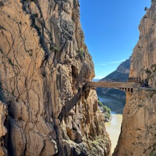 Nejznámější pohled na Caminito del Rey je u zavěšeného mostu
