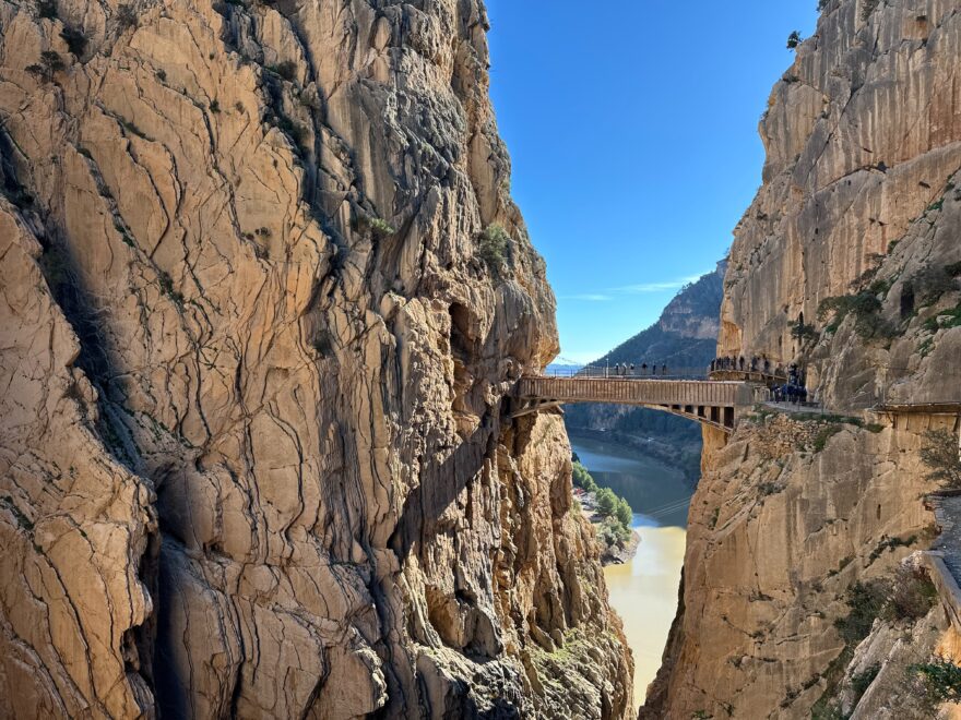 Nejznámější pohled na Caminito del Rey je u zavěšeného mostu