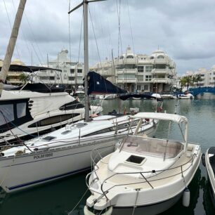 V Puerto Marina najdete restaurace, kavárny i možnosti krátké procházky kolem moře