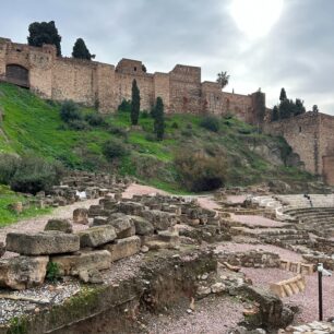 Přímo pod Alcazabou se nachází římské divadlo