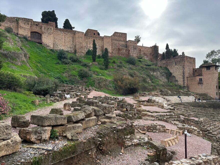 Přímo pod Alcazabou se nachází římské divadlo