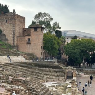 Divadlo není uzavřené za plotem, ale procházíte kolem něj cestou do centra.