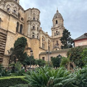Jen pár metrů od hlavní třídy Calle Larios je katedrála Nanebevzetí Panny Marie