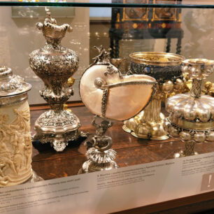 Exponáty ze sbírek Muzea užitých umění na Královském hradě