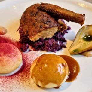 Pyzy - menší kulaté kynuté knedlíky vařené v páře jako příloha hlavního jídla