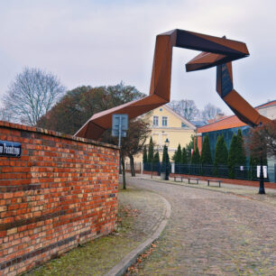 Umělecká instalace připomínající tvar a velikost valu kolem zaniklého piastovského hradiště