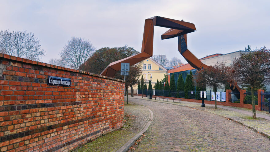 Umělecká instalace připomínající tvar a velikost valu kolem zaniklého piastovského hradiště