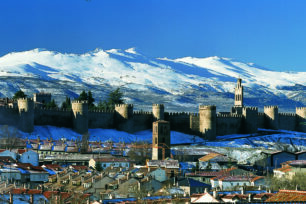 Kvila a v pozadí pohoří Gredos