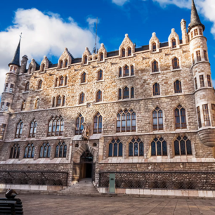 Casa Botines v Leónu, kterou navrhl slavný architekt Antoni Gaudí. Zdroj: Shutterstock