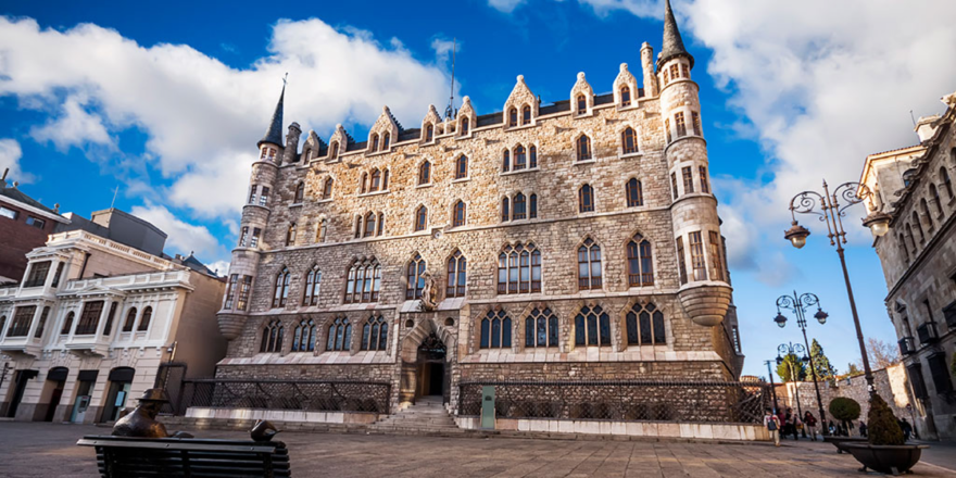 Casa Botines v Leónu, kterou navrhl slavný architekt Antoni Gaudí. Zdroj: Shutterstock