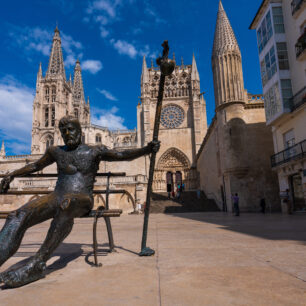 Katedrála v Burgosu, socha unaveného poutníka. Foto: Turismo Castilla y Leon