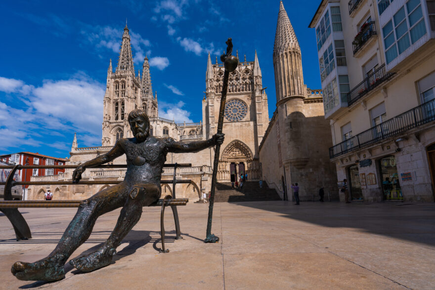 Katedrála v Burgosu, socha unaveného poutníka. Foto: Turismo Castilla y Leon
