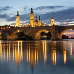 Zaragoza - Puente de Piedra (Kamenný most) a Basílica del Pilar (Bazilika Panny Marie na Sloupu). Foto: Turespaña