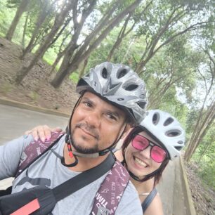 Jízda na motorce s povinnou přilbou. Na Kubě je jedno jaká je.