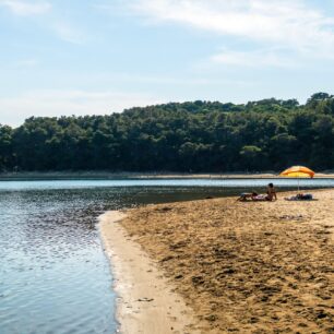 Představa pláže poseté prázdnými ručníky? Na pláži Lumuni na ostrově Mljet nepochodíte