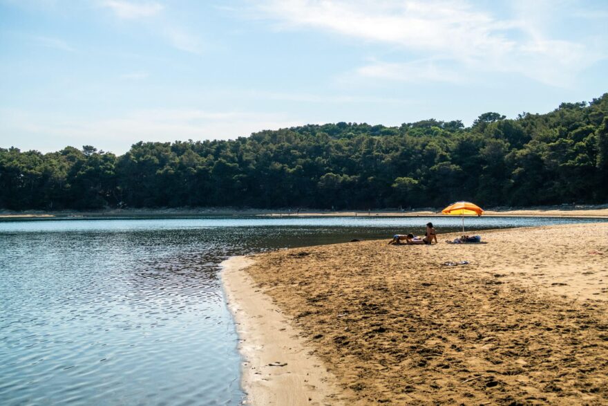 Představa pláže poseté prázdnými ručníky? Na pláži Lumuni na ostrově Mljet nepochodíte