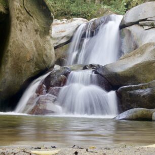 Oído del Mundo je klidnější alternativa k navštěvovanějšim vodopádům. Není tak monumentální jako Cascada Jaguar, ale má příjemnou atmosféru lesního zákoutí a dá se navštívit během kratší procházky z Minky.
