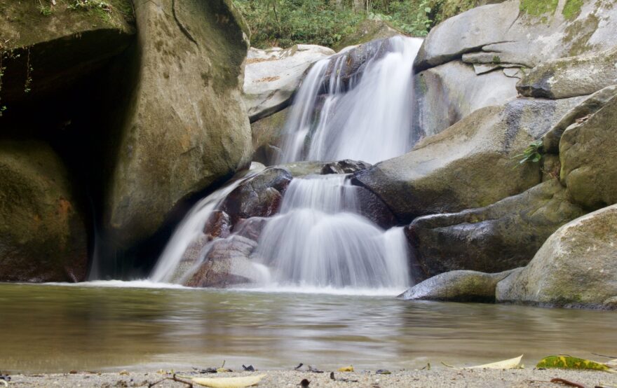 Oído del Mundo je klidnější alternativa k navštěvovanějšim vodopádům. Není tak monumentální jako Cascada Jaguar, ale má příjemnou atmosféru lesního zákoutí a dá se navštívit během kratší procházky z Minky.