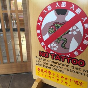 Aj na takéto upozornenia môžete v Japonsku natrafiť ak máte tetotanie. Zdroj: samuraitours