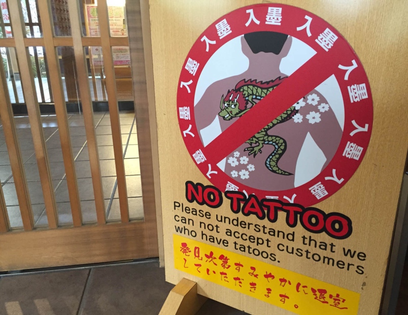 Aj na takéto upozornenia môžete v Japonsku natrafiť ak máte tetotanie. Zdroj: samuraitours