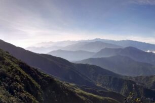 Ranní výhled z Cerro Kennedy na pohoří Sierra Nevada a zasněžené vrcholy Pico Cristóbal Colón a Pico Simón Bolívar