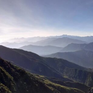 Ranní výhled z Cerro Kennedy na pohoří Sierra Nevada a zasněžené vrcholy Pico Cristóbal Colón a Pico Simón Bolívar