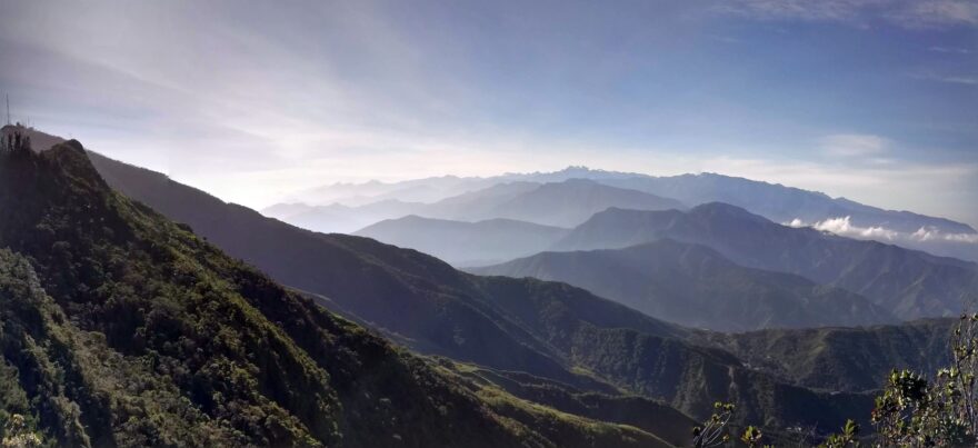 Ranní výhled z Cerro Kennedy na pohoří Sierra Nevada a zasněžené vrcholy Pico Cristóbal Colón a Pico Simón Bolívar