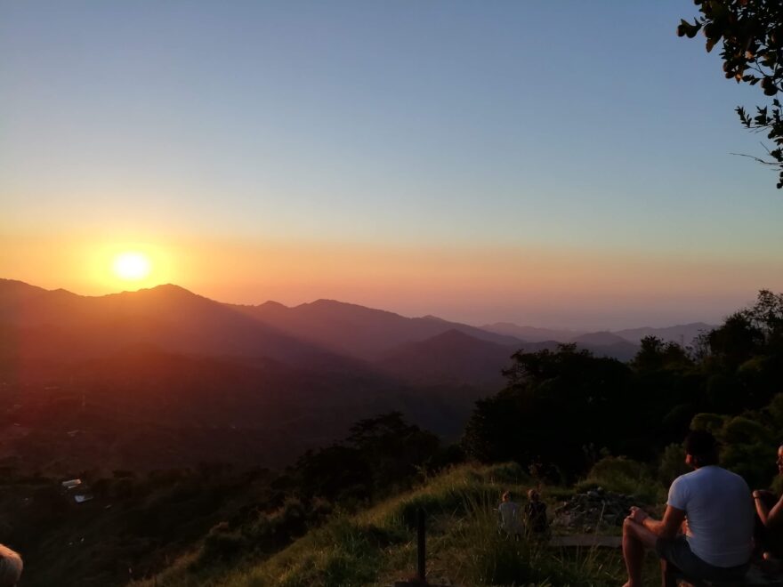 Západ slunce nad Sierra Nevadou z hostelu Mundo Nuevo