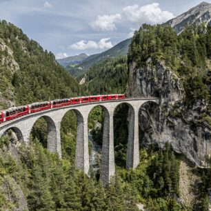 Bernina Express na Landwasser Viadukt. Zdroj: Switzerland Tourism