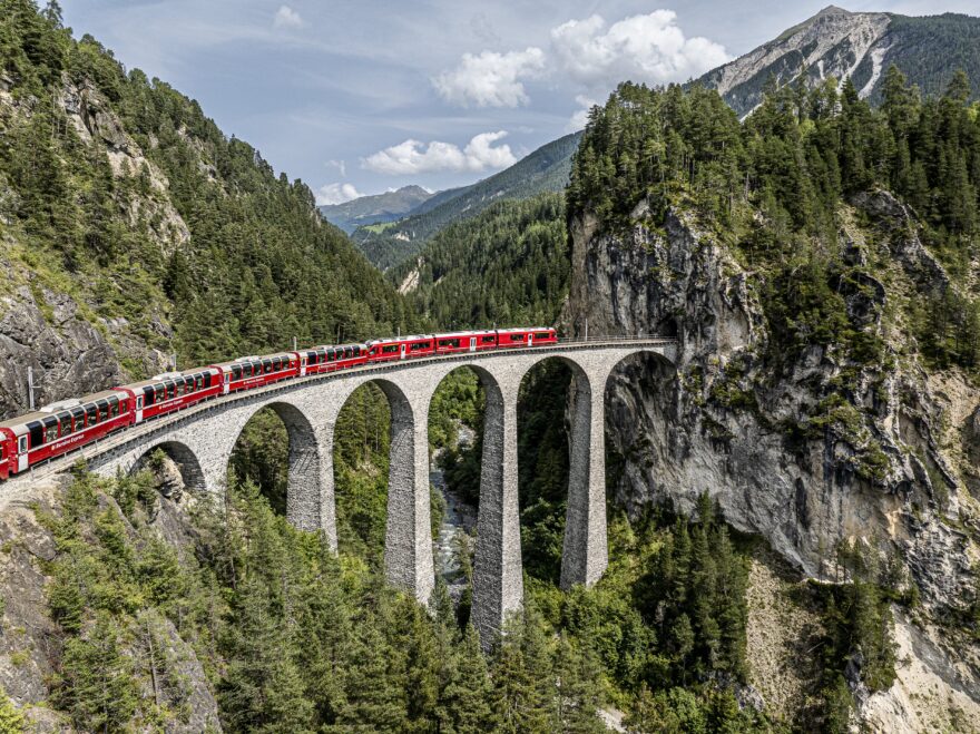 Bernina Express na Landwasser Viadukt. Zdroj: Switzerland Tourism