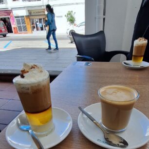 Není káva jako káva, ta nalevo je s likérem a kondenzovaným mlékem zvaná barraquito. Zdroj: Zuzana Churanová