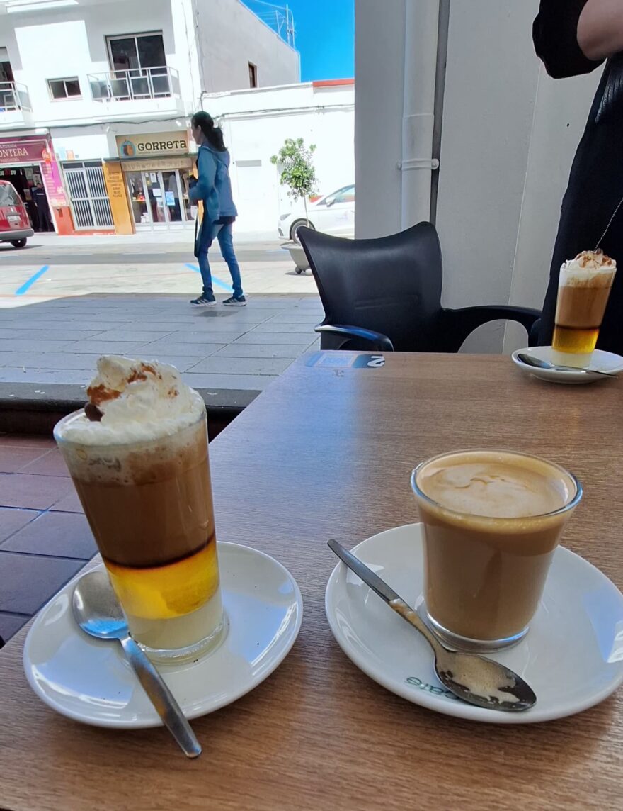 Není káva jako káva, ta nalevo je s likérem a kondenzovaným mlékem zvaná barraquito. Zdroj: Zuzana Churanová