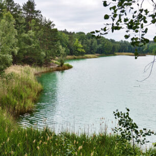 Tyrkysové jezírko v Geoparku Mužakovský vrásový oblouk. Foto: Ladi Tichá