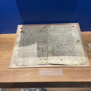 Zakládací listina z roku 1050 a soška Svatého Bernarda