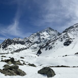 Průsmyk Pas de Chèvres (2.885 m) nad Arollou úplně vpravo