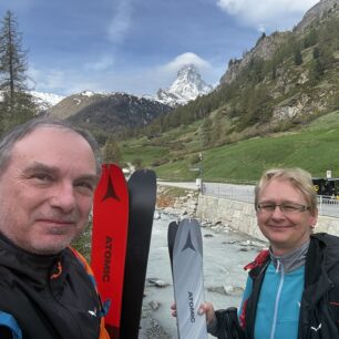 S lyžemi v Zermattu, Matterhorn (4.478 m) v pozadí (foukal silný vítr, tak se bohužel nelyžovalo…)