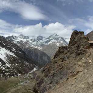 Z výstupu k chatě, uprostřed Weisshorn (4.505 m) částečně v mracích