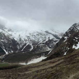 Deštivý den v lyžařském středisku Saas-Fee, Allalinhorn (4.027 m) uprostřed v mracích