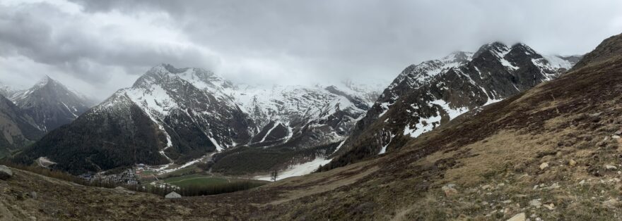 Deštivý den v lyžařském středisku Saas-Fee, Allalinhorn (4.027 m) uprostřed v mracích